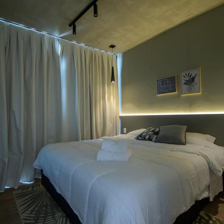 Spacious Stay with Balcony City Views & Pool BBQ - Apartment - 21