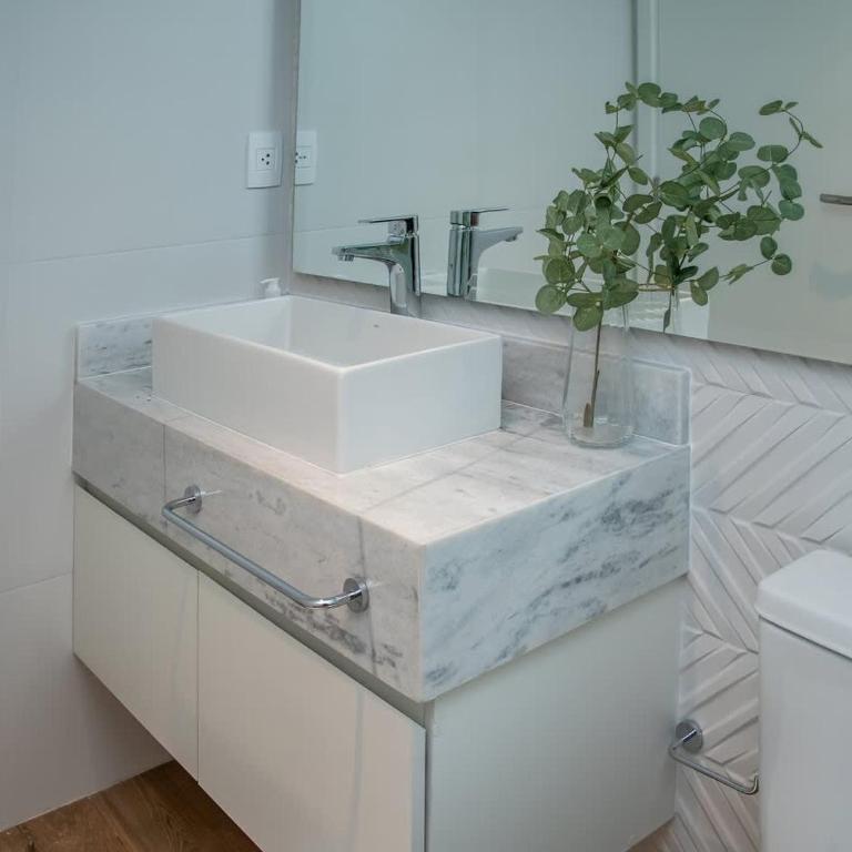 Spacious Stay with Balcony City Views & Pool BBQ - Apartment - 25
