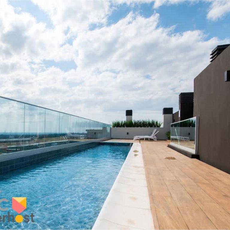 Spacious Stay with Balcony City Views & Pool BBQ - Apartment - 48