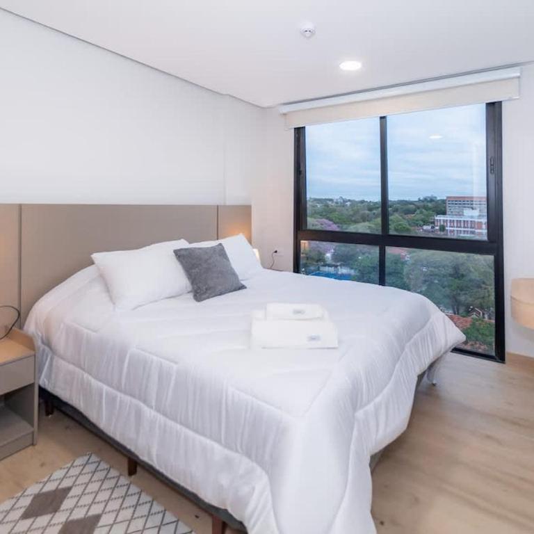 Cozy Central Stay Near Top Malls with Pool and Gym - Apartamento - 1