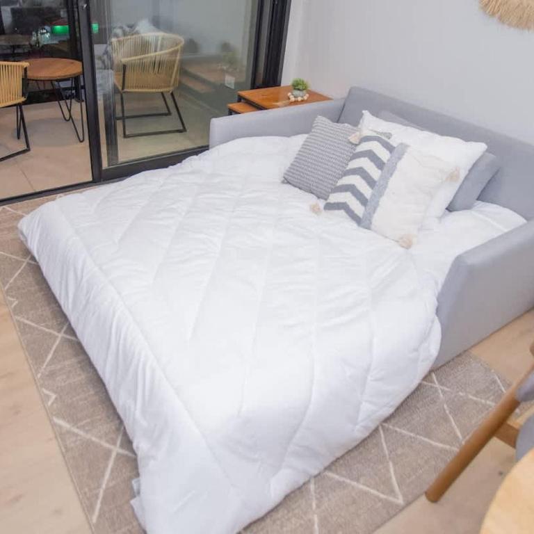 Cozy Central Stay Near Top Malls with Pool and Gym - Apartamento - 10