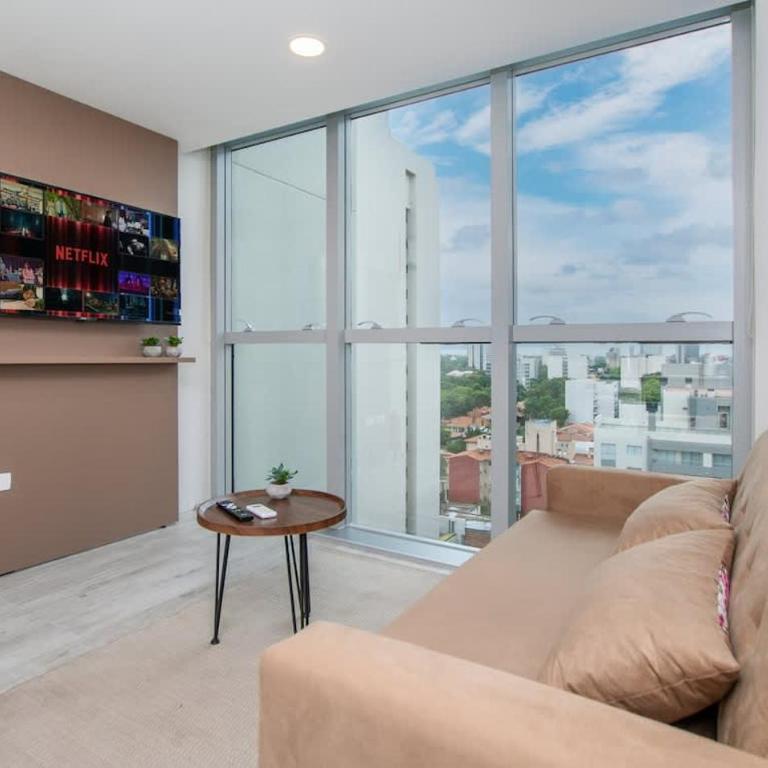 Elegant Urban Getaway with Balcony Sauna and Pool - Apartamento - 2
