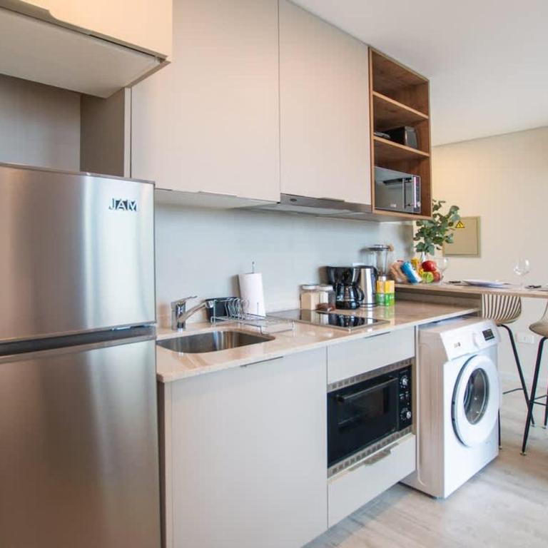 Elegant Urban Getaway with Balcony Sauna and Pool - Apartamento - 5