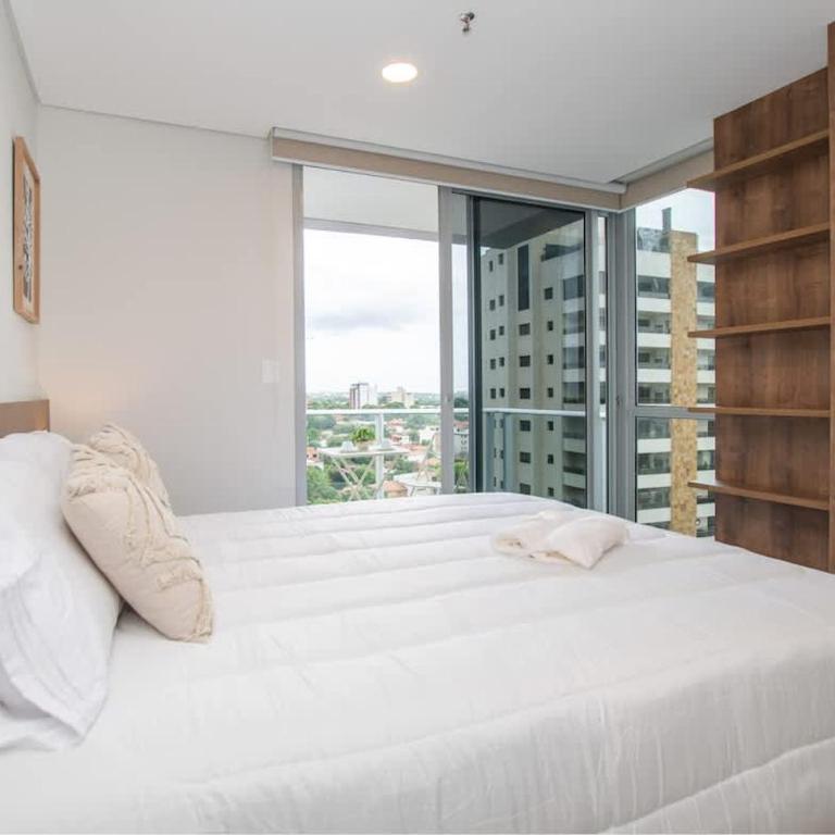 Elegant Urban Getaway with Balcony Sauna and Pool - Apartamento - 3