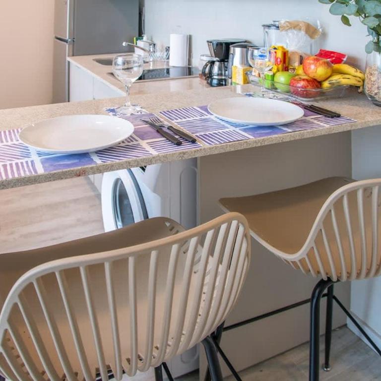 Elegant Urban Getaway with Balcony Sauna and Pool - Apartamento - 4