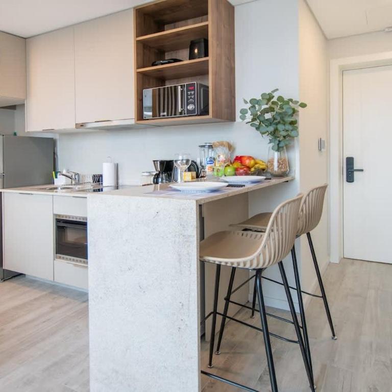 Elegant Urban Getaway with Balcony Sauna and Pool - Apartamento - 8