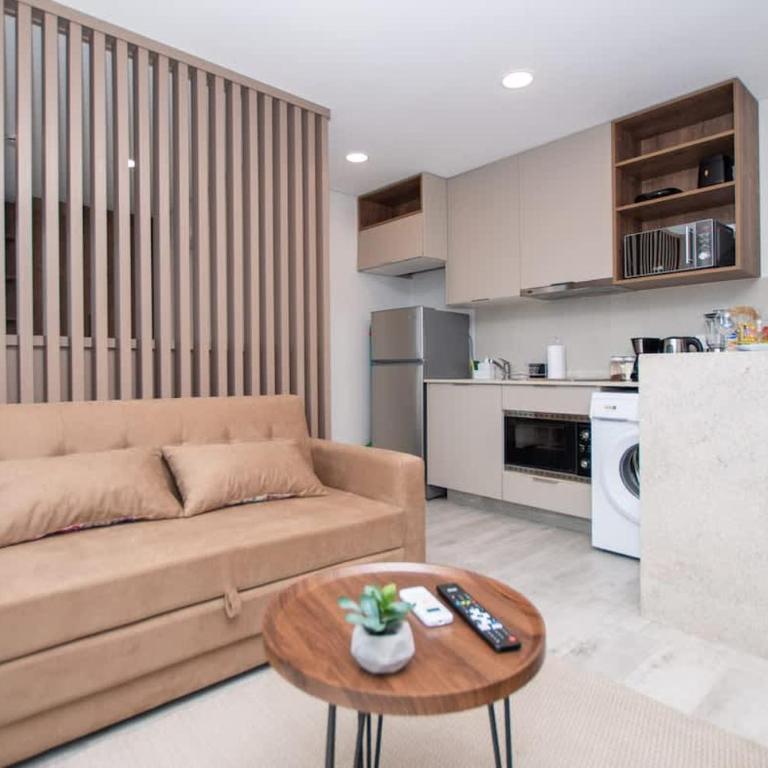 Elegant Urban Getaway with Balcony Sauna and Pool - Apartamento - 7