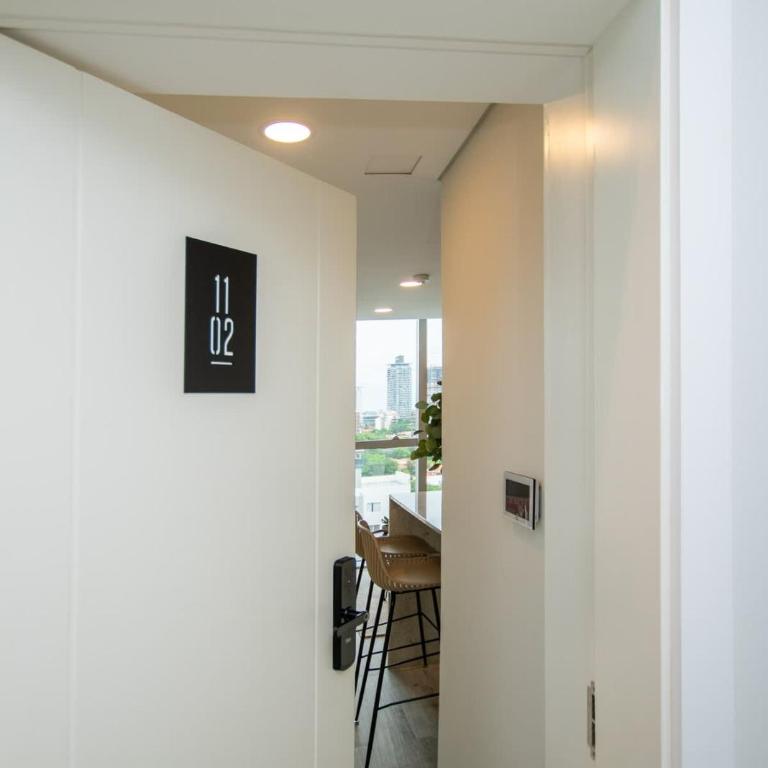 Elegant Urban Getaway with Balcony Sauna and Pool - Apartamento - 6