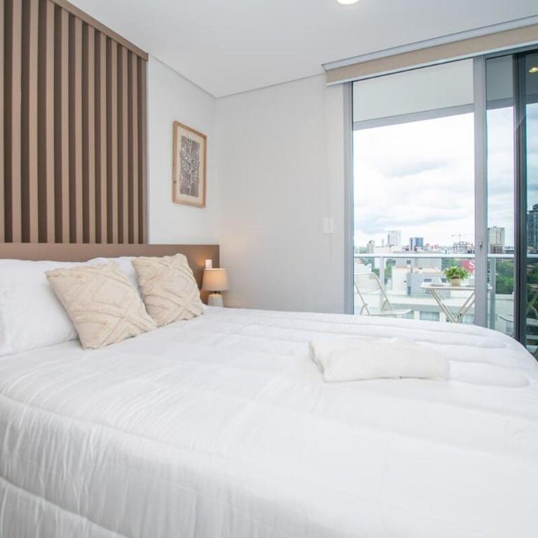 Elegant Urban Getaway with Balcony Sauna and Pool - Apartamento - 10