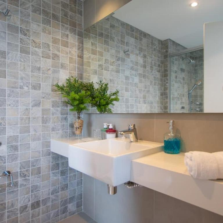 Elegant Urban Getaway with Balcony Sauna and Pool - Apartamento - 13