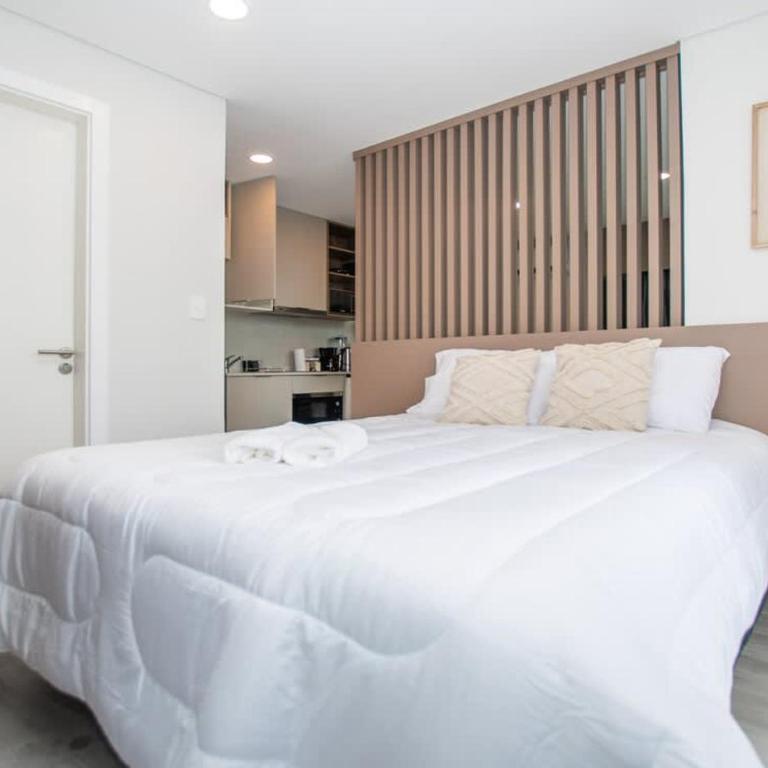Elegant Urban Getaway with Balcony Sauna and Pool - Apartamento - 11