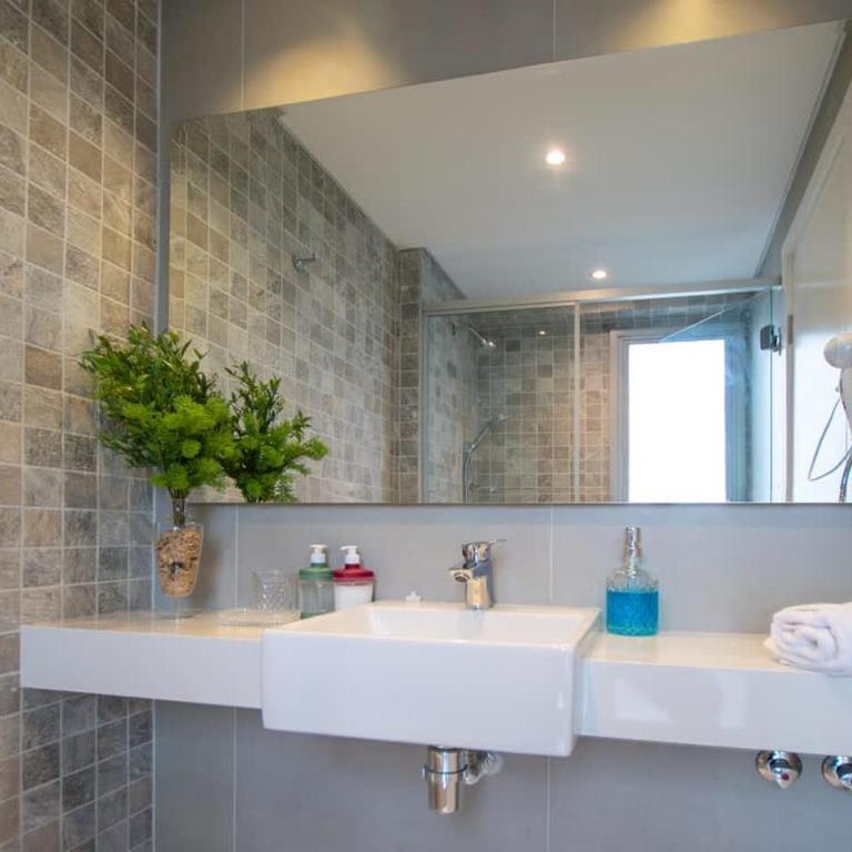 Elegant Urban Getaway with Balcony Sauna and Pool - Apartamento - 14