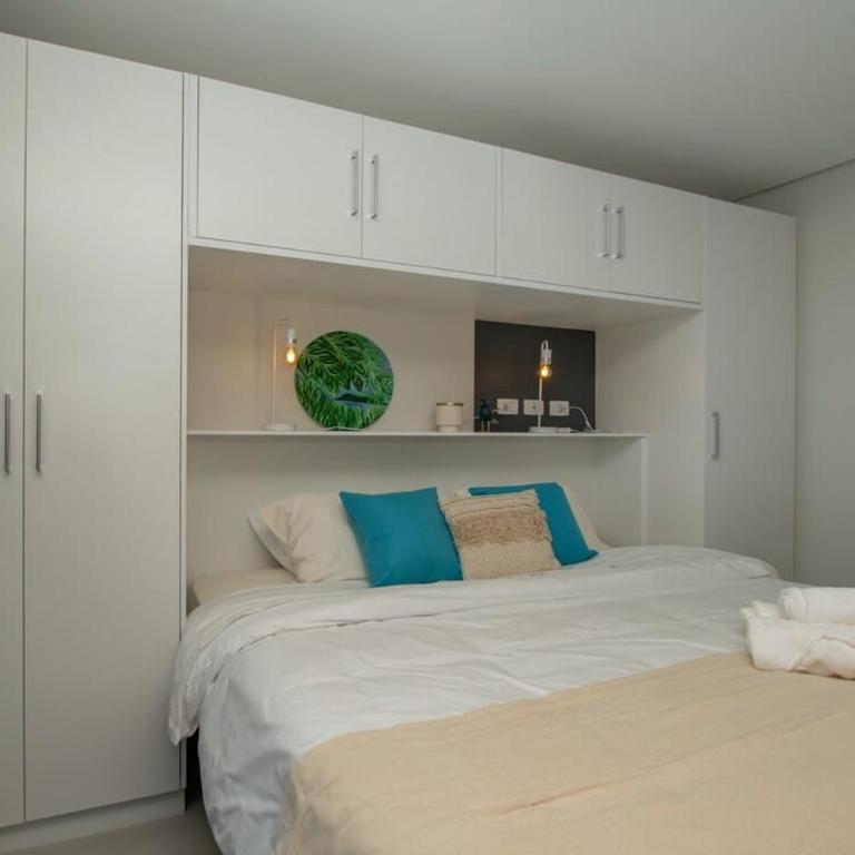Business Stay with Fast Wi-Fi Pool and Workspace - Apartment - 11