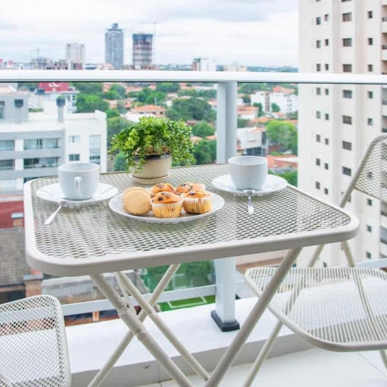 Elegant Urban Getaway with Balcony Sauna and Pool - Apartamento - 24