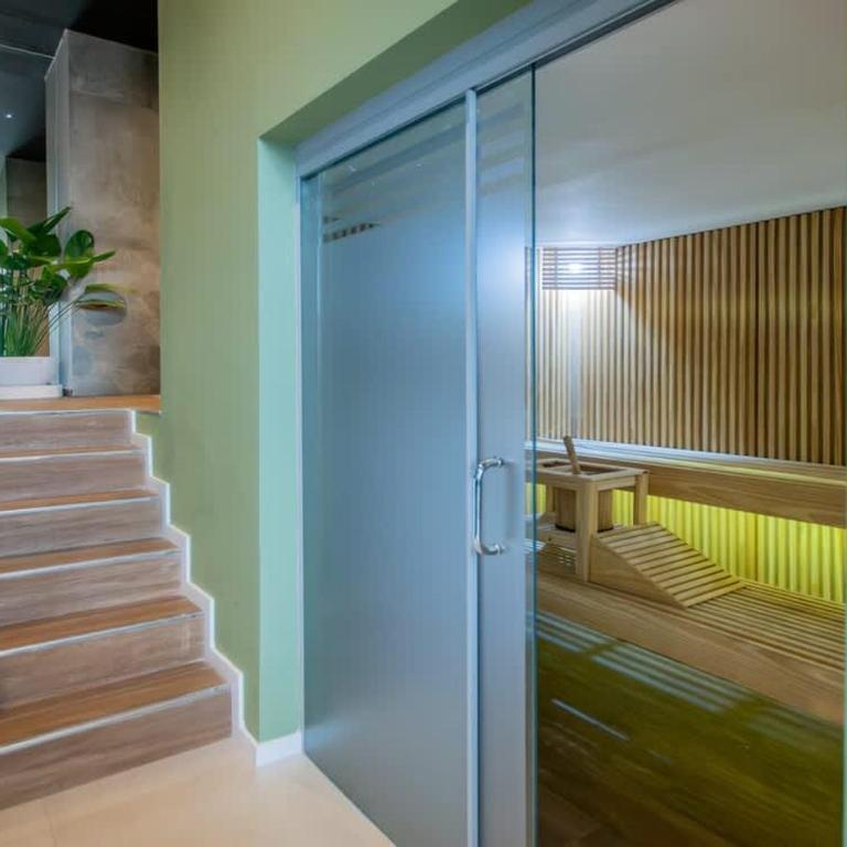 Elegant Urban Getaway with Balcony Sauna and Pool - Apartamento - 32