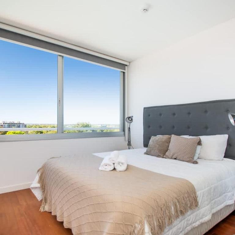 Executive Retreat with Balcony Sauna and Pool - Apartment - 3