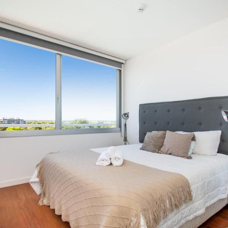 Executive Retreat with Balcony Sauna and Pool - Apartment - 19