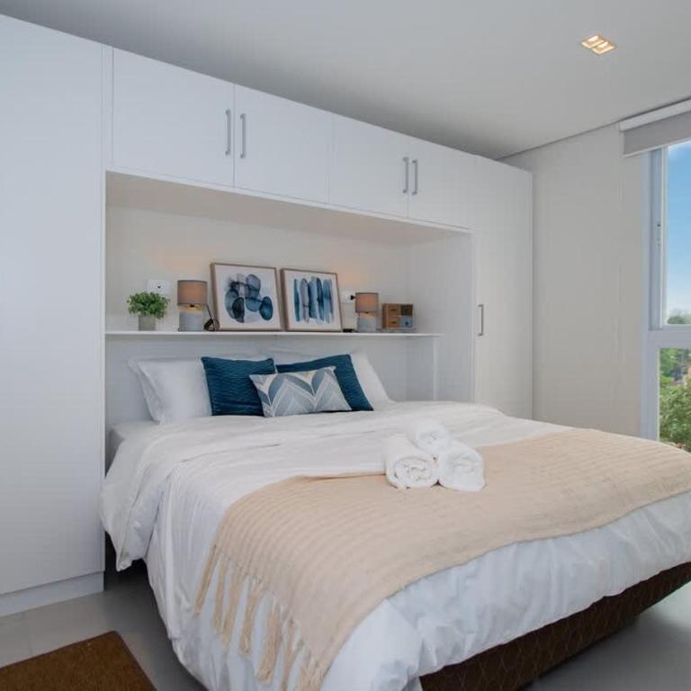 Cozy Apt with Work Desk Balcony Pool and Gym - Apartment - 1