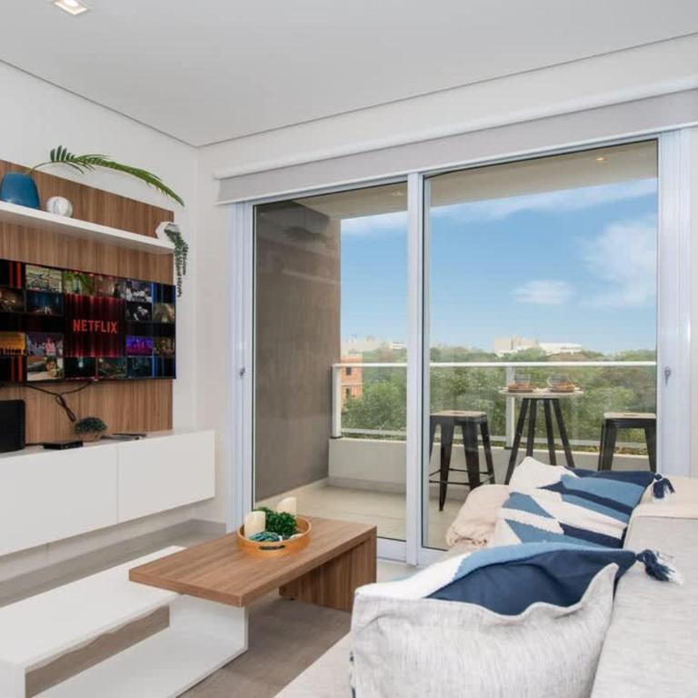 Cozy Apt with Work Desk Balcony Pool and Gym - Apartment - 2