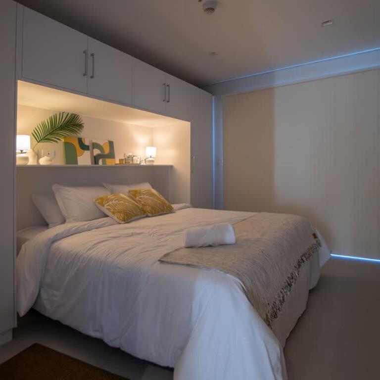 City Skyline Haven with Workspace Pool and Gym - Apartamento - 18
