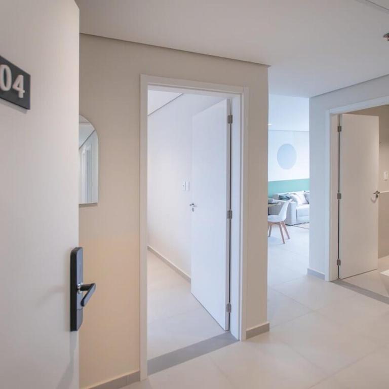 Sunny Retreat with Pool Gym and City Views - Apartamento - 9