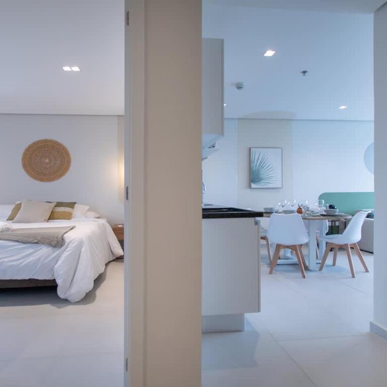 Sunny Retreat with Pool Gym and City Views - Apartamento - 10