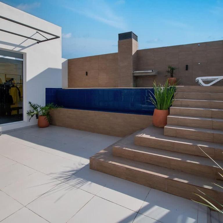 Sunny Retreat with Pool Gym and City Views - Apartamento - 30