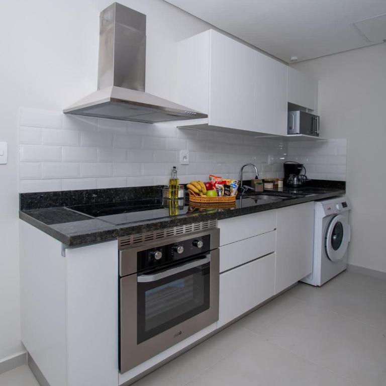 Skyline Escape with Workspace Desk and WiFi - Apartamento - 2
