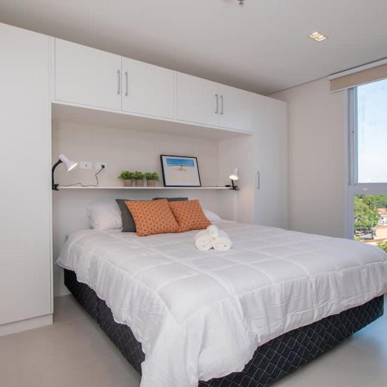 Skyline Escape with Workspace Desk and WiFi - Apartamento - 1