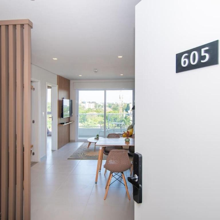 Skyline Escape with Workspace Desk and WiFi - Apartamento - 3