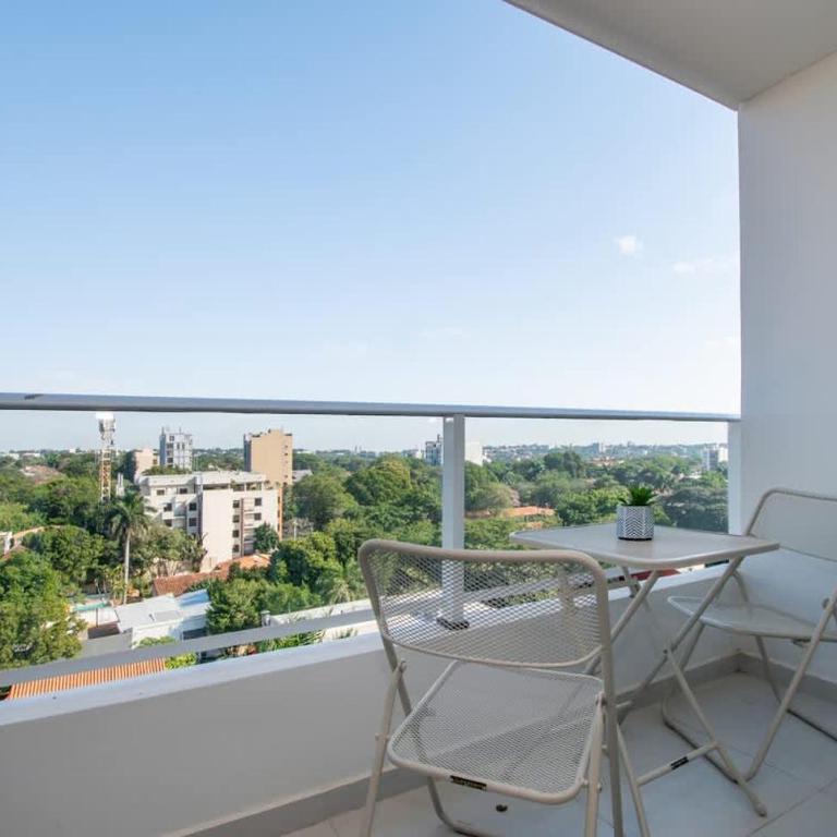 Skyline Escape with Workspace Desk and WiFi - Apartamento - 4