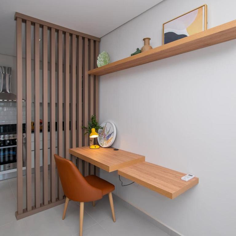 Skyline Escape with Workspace Desk and WiFi - Apartamento - 11