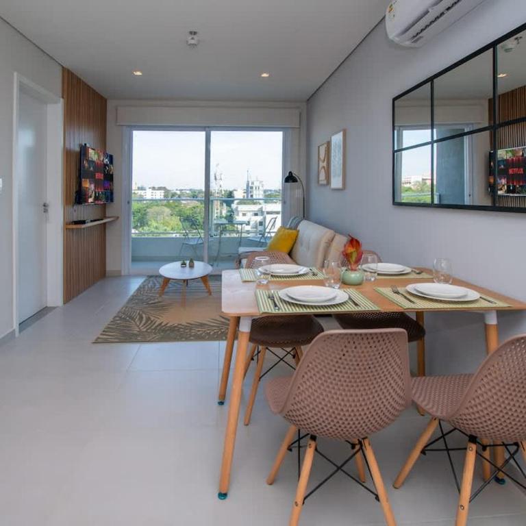 Skyline Escape with Workspace Desk and WiFi - Apartamento - 9