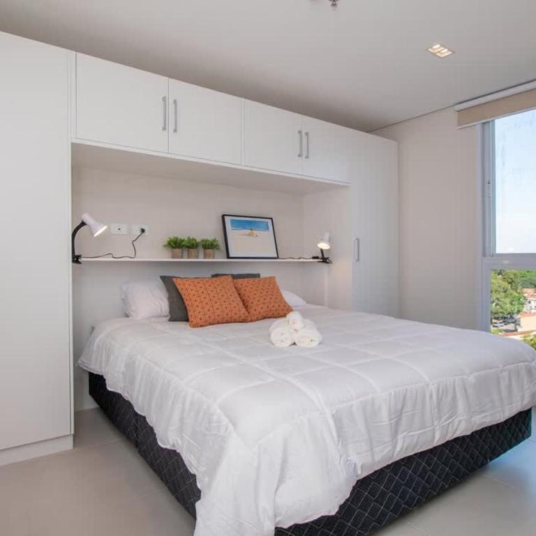 Skyline Escape with Workspace Desk and WiFi - Apartamento - 12