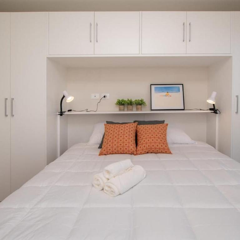 Skyline Escape with Workspace Desk and WiFi - Apartamento - 13