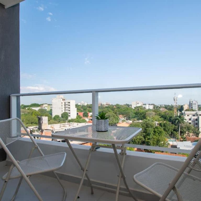 Skyline Escape with Workspace Desk and WiFi - Apartamento - 20
