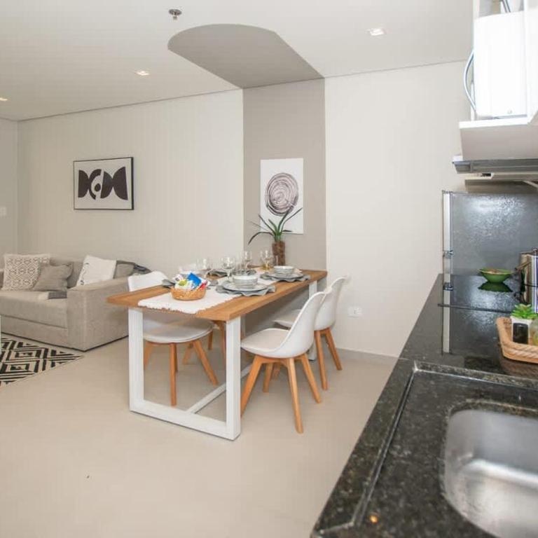 Vibrant Stay with Rooftop BBQ Pool and Near Malls - Apartamento - 12