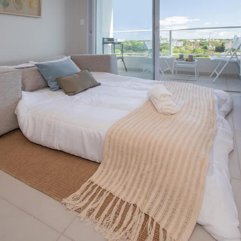 Charming Apt with City View Workspace Pool&Gym - Apartment - 6
