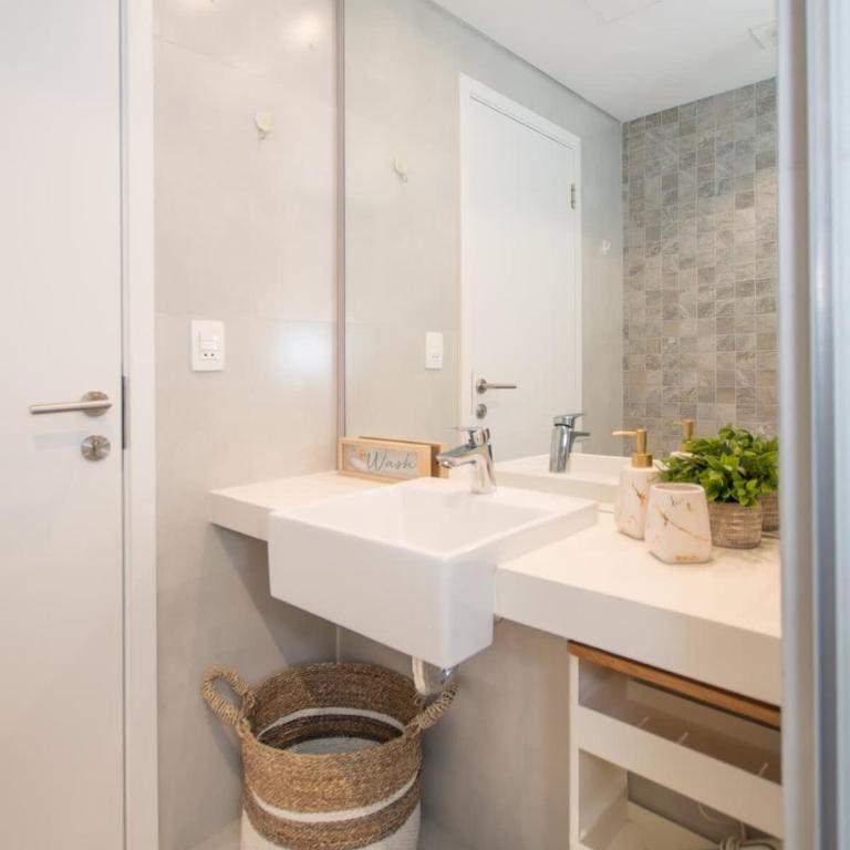 Stylish Apt with Balcony Pool & Gym City Views - Apartment - 23
