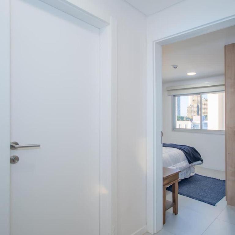 Stylish Apt with Balcony Pool & Gym City Views - Apartment - 41