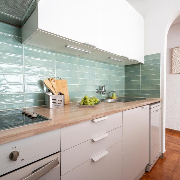 Sunny Terrace with Heated Pool View - Apartment mit 1 Schlafzimmer - 11