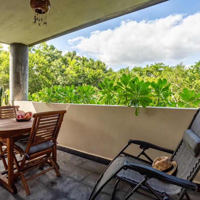 Modern 1BR Jungle View Retreat in Humana with Rooftop Pool - Apartment - 11