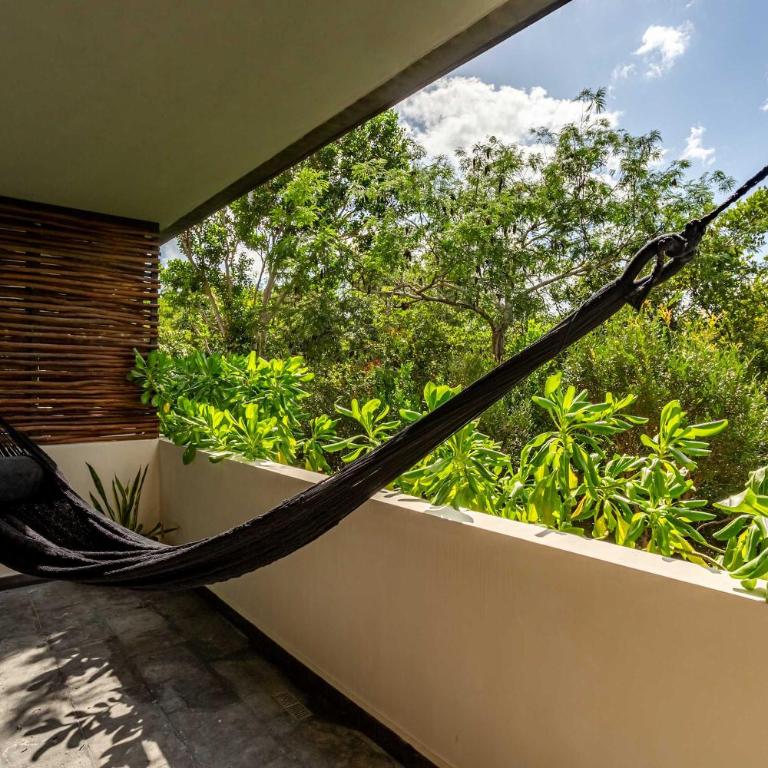 Modern 1BR Jungle View Retreat in Humana with Rooftop Pool - Apartment - 10