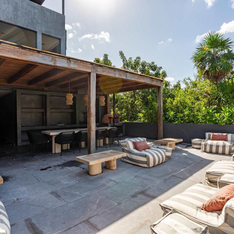 Modern 1BR Jungle View Retreat in Humana with Rooftop Pool - Apartment - 21