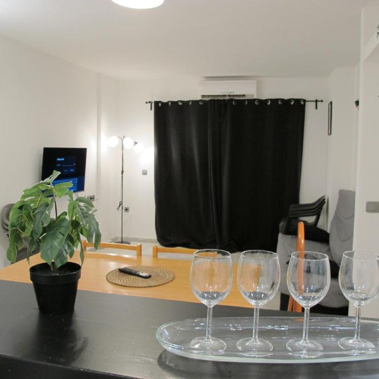 Apt in Playa den Bossa next Ushuaia, beachfront, reliable host - Apartamento de 3 dormitorios con balcón - 6