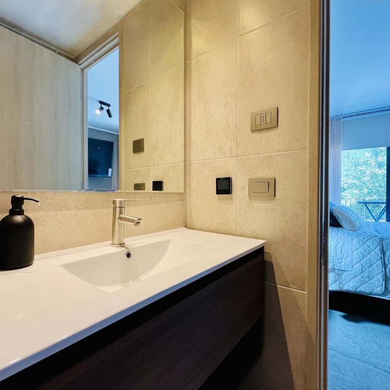 Modern Studio in Prime Laundry Rooftop Pool Gym - One-Bedroom Apartment - 16