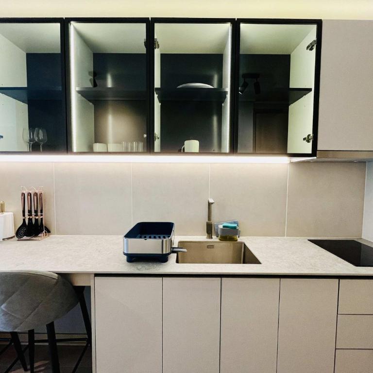 Modern Studio in Prime Laundry Rooftop Pool Gym - One-Bedroom Apartment - 13