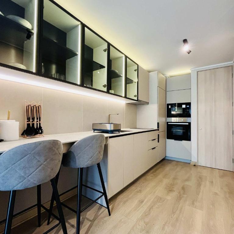 Modern Studio in Prime Laundry Rooftop Pool Gym - One-Bedroom Apartment - 2