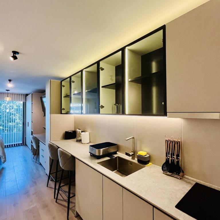 Modern Studio in Prime Laundry Rooftop Pool Gym - One-Bedroom Apartment - 11