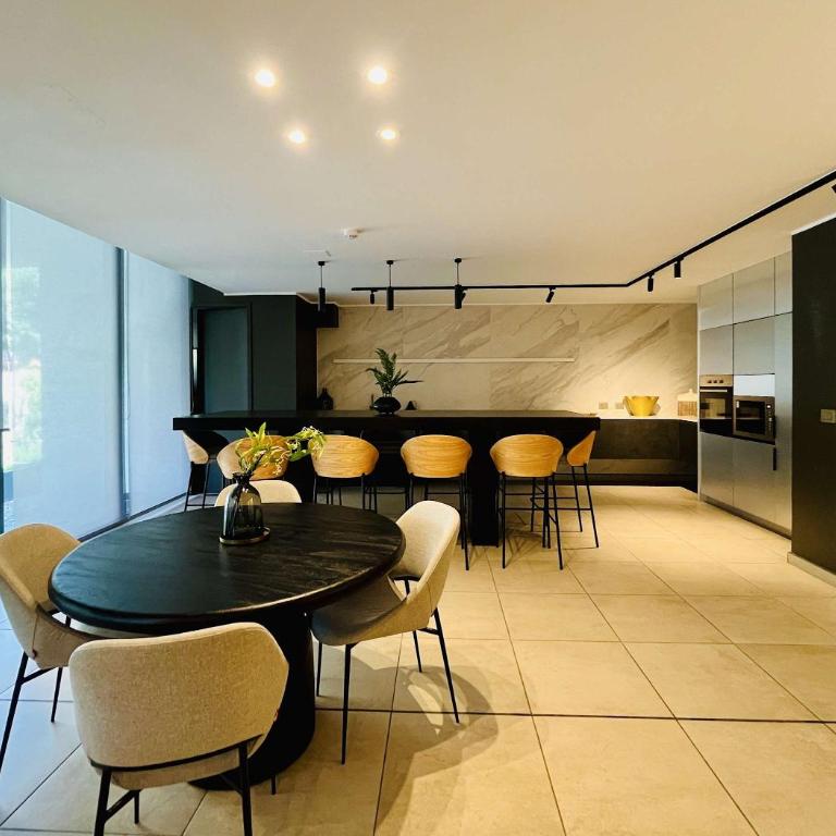 Modern Studio in Prime Laundry Rooftop Pool Gym - One-Bedroom Apartment - 31